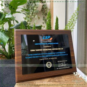 BẢNG VINH DANH GỖ KẾT HỢP IN MÀU TRÊN NỀN MIKA ĐEN