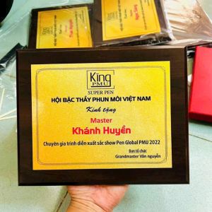 Bảng Vinh Danh Gỗ mặt Kim Loại phẳng màu vàng đậm in UV