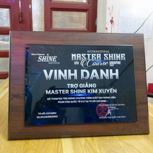 Bảng Vinh Danh Gỗ mặt Pha lê màu đậm - in UV