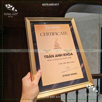 Khung A4 vàng ánh kim - mẫu khung cực hot của năm 2025