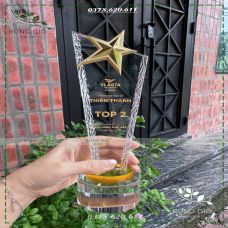  Tỏa sáng cùng chiếc cúp vinh danh pha lê