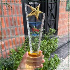 Tỏa sáng cùng chiếc cúp vinh danh pha lê nguyên khối Tỏa sáng cùng chiếc cúp vinh danh pha lê nguyên khối