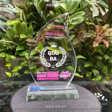 hiếc cúp pha lê được thiết kế tinh tế, với dáng ngọn đuốc mềm mại, tượng trưng cho nhiệt huyết, đam mê và khát vọng vươn lên hiếc cúp pha lê được thiết kế tinh tế, với dáng ngọn đuốc mềm mại, tượng trưng cho nhiệt huyết, đam mê và khát vọng vươn lên