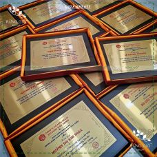 Mỗi tấm bảng gỗ vinh danh là một sự ghi nhận cho cả một hành trình cố gắng. Mỗi tấm bảng gỗ vinh danh là một sự ghi nhận cho cả một hành trình cố gắng.