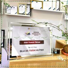 Khung A4 kính tràn giúp nội dung bên trong được thể hiện trọn vẹn - Một thiết kế tối giản nhưng cực kỳ nổi bật Khung A4 kính tràn giúp nội dung bên trong được thể hiện trọn vẹn - Một thiết kế tối giản nhưng cực kỳ nổi bật